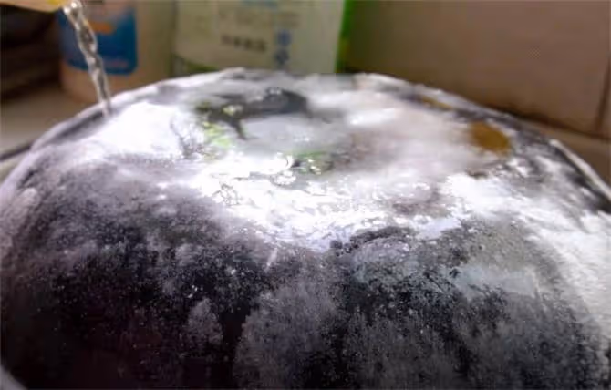 家裡鐵鍋用久了，全是黑油垢，教你正確清洗方法，快速去油垢