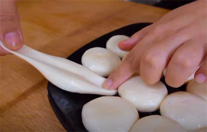 做春餅時，不要直接上鍋蒸，經驗訣竅告訴你，撕不破扯不爛