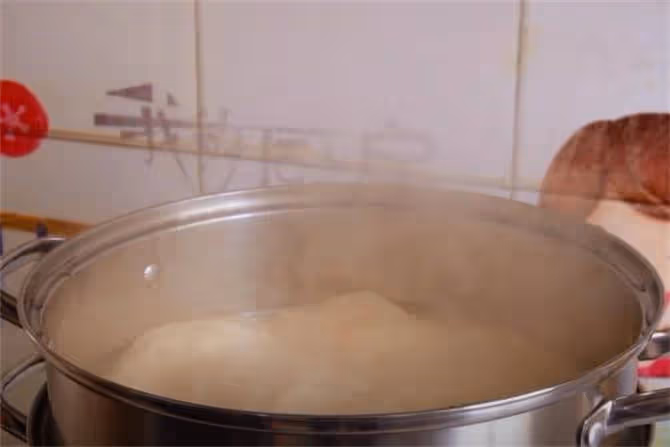 做春餅時，不要直接上鍋蒸，經驗訣竅告訴你，撕不破扯不爛