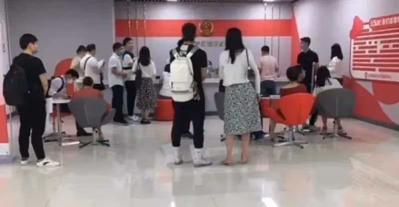 去登記結婚！男友走到角落「蹲下綁鞋帶」打掃阿姨說：姑娘，這婚結不得了！