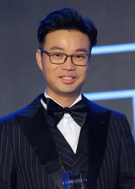 王迅:成名後與髮妻離婚，二婚娶小18歲嬌妻，如今怎樣了