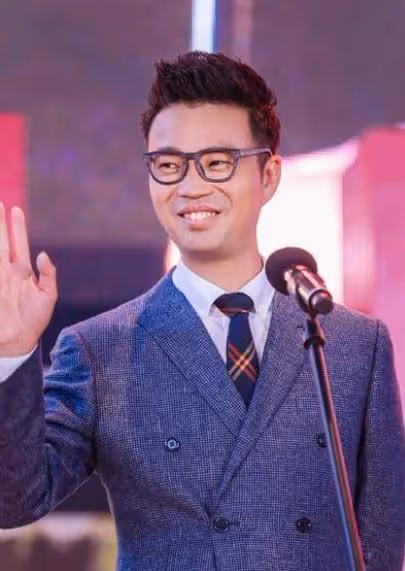 王迅:成名後與髮妻離婚,二婚娶小18歲嬌妻,如今怎樣了