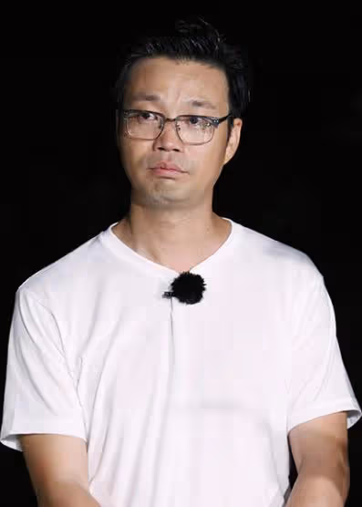 王迅:成名後與髮妻離婚,二婚娶小18歲嬌妻,如今怎樣了