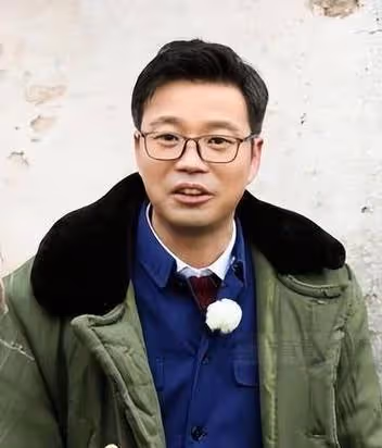王迅:成名後與髮妻離婚,二婚娶小18歲嬌妻,如今怎樣了