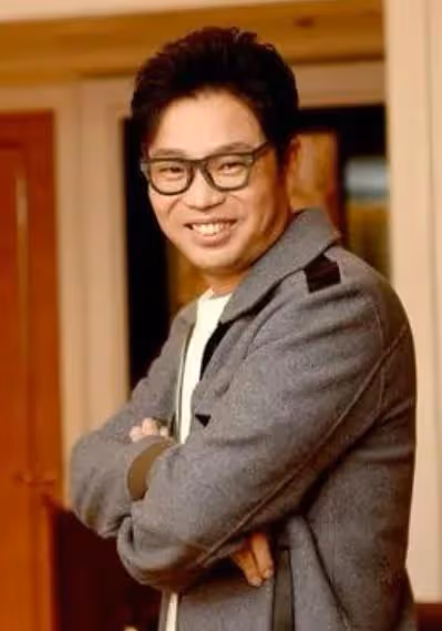 王迅:成名後與髮妻離婚,二婚娶小18歲嬌妻,如今怎樣了