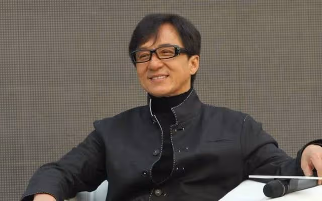 瞧不上吳京56億的《戰狼》,打壓元彪近二十年,成龍究竟有狂?