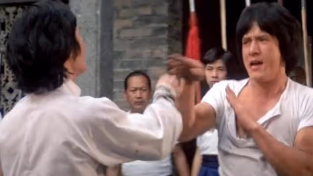瞧不上吳京56億的《戰狼》,打壓元彪近二十年,成龍究竟有狂?