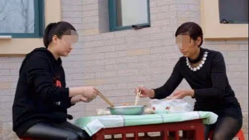 鄉下婆婆去兒子家,一直在幹家務,媳婦看不下去:您是媽,讓我來