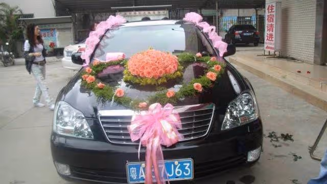 姐姐大喜之日,親弟躺在車前要60萬彩禮:你出嫁了,以後我怎麼活