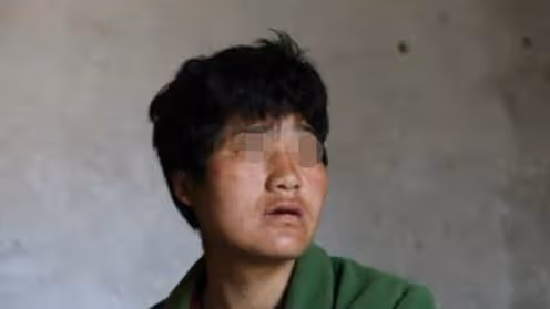 姐姐大喜之日,親弟躺在車前要60萬彩禮:你出嫁了,以後我怎麼活