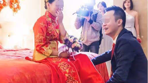 城裡媳婦婚禮上被迫給農村婆婆磕頭,新娘扯下頭紗:「欺人太甚」