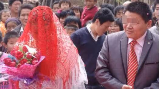 婚禮上岳父陪嫁女婿兩套房,女婿拿到鑰匙後冷笑:「這婚不結了」