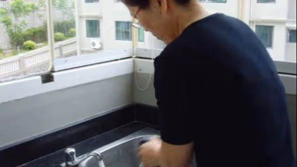 婆婆幫我看店,發現錢總是少,我調取監控後,羞愧流淚