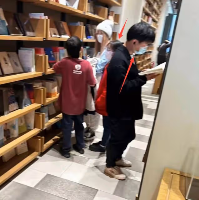 馬蓉帶一雙兒女回老家,和孩子們一起看書超溫馨,打扮靚麗好時髦
