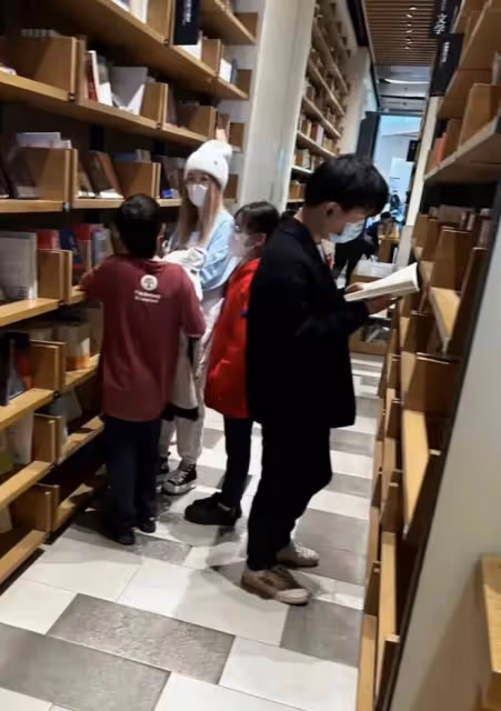 馬蓉帶一雙兒女回老家,和孩子們一起看書超溫馨,打扮靚麗好時髦