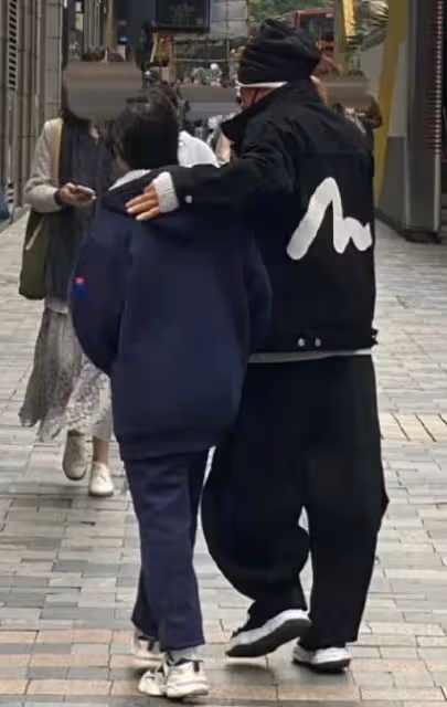 馬蓉帶一雙兒女回老家,和孩子們一起看書超溫馨,打扮靚麗好時髦