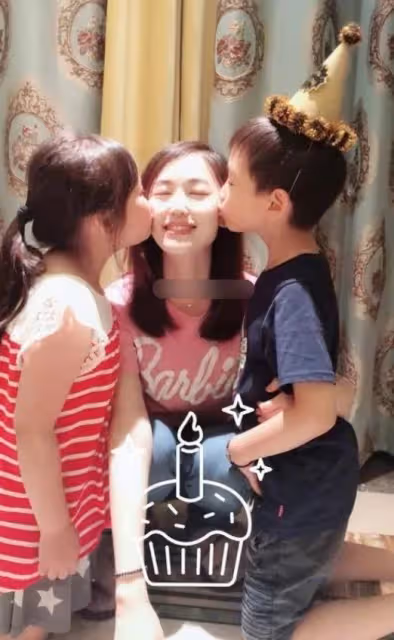 馬蓉帶一雙兒女回老家,和孩子們一起看書超溫馨,打扮靚麗好時髦