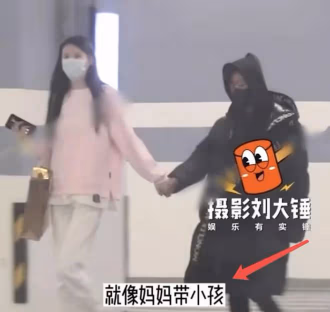馬蓉帶一雙兒女回老家,和孩子們一起看書超溫馨,打扮靚麗好時髦