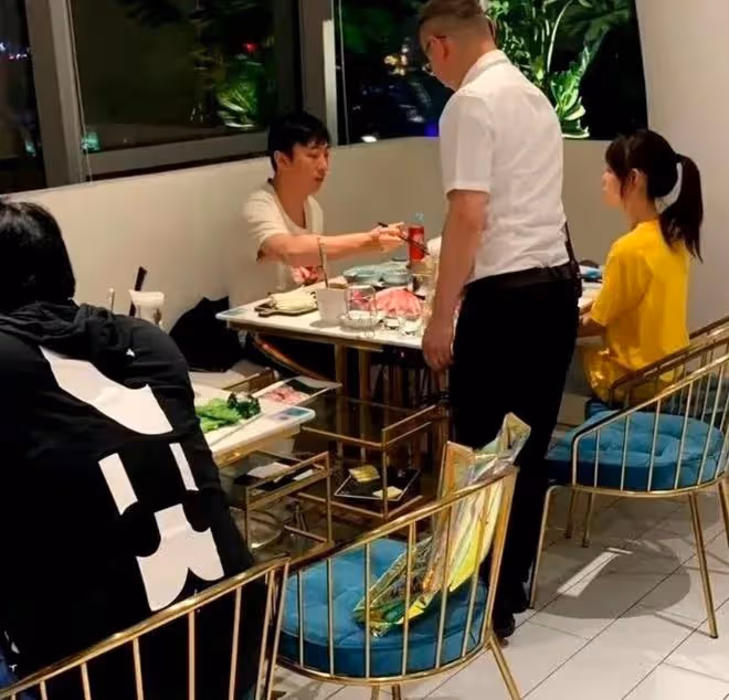王思聰又換新女友?女方年紀小像學生,王思聰為其夾菜寵愛有加