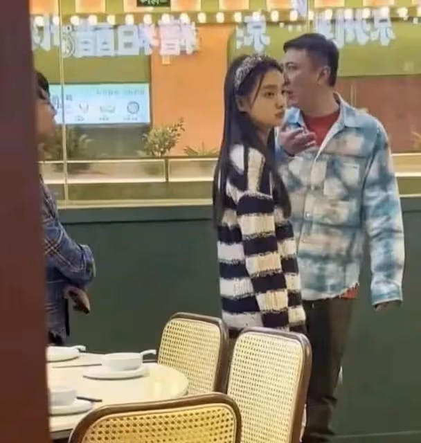 王思聰又換新女友?女方年紀小像學生,王思聰為其夾菜寵愛有加