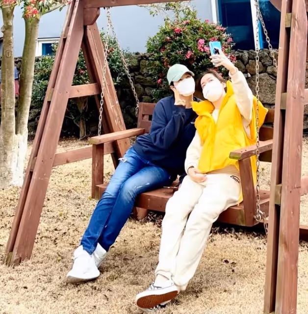 孫藝珍慶祝結婚一周年曬珍藏雙人照,玄彬和玩具布偶甜蜜出鏡