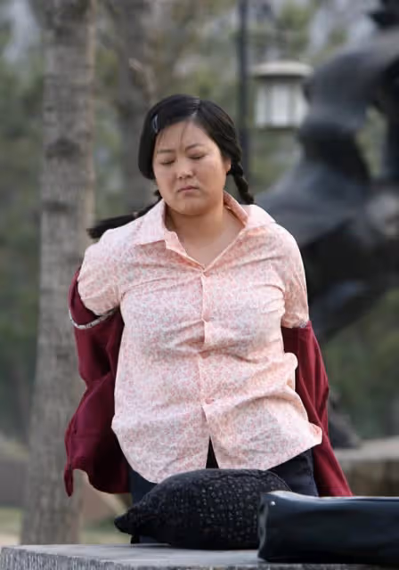 王茜華49歲還演傻白甜，胖到襯衫快崩開，當女主只因老公是導演？