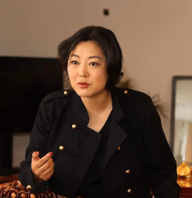 王茜華49歲還演傻白甜，胖到襯衫快崩開，當女主只因老公是導演？