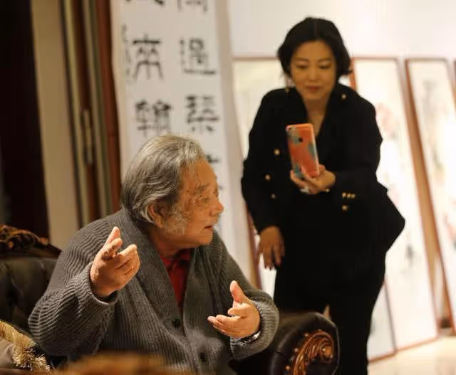 王茜華49歲還演傻白甜，胖到襯衫快崩開，當女主只因老公是導演？