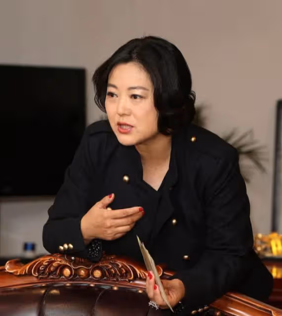 王茜華49歲還演傻白甜，胖到襯衫快崩開，當女主只因老公是導演？