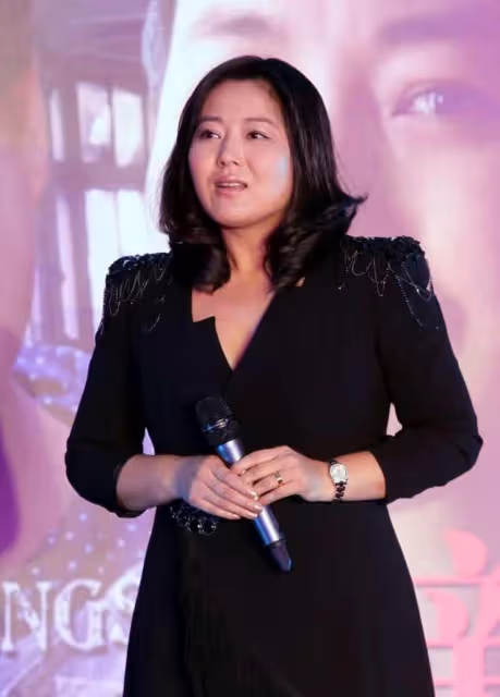王茜華49歲還演傻白甜，胖到襯衫快崩開，當女主只因老公是導演？