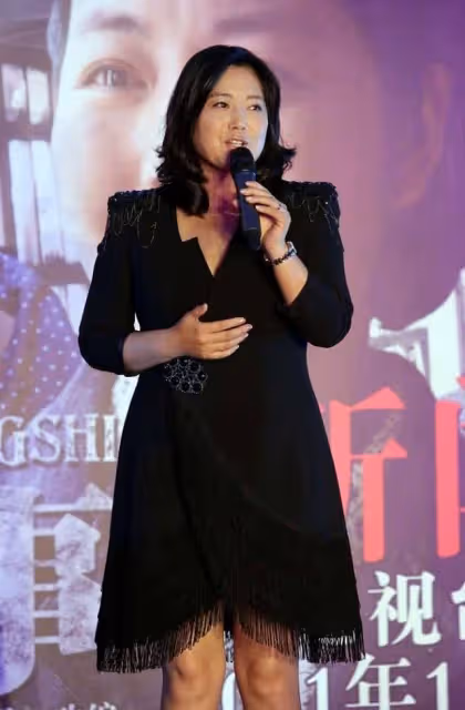 王茜華49歲還演傻白甜，胖到襯衫快崩開，當女主只因老公是導演？