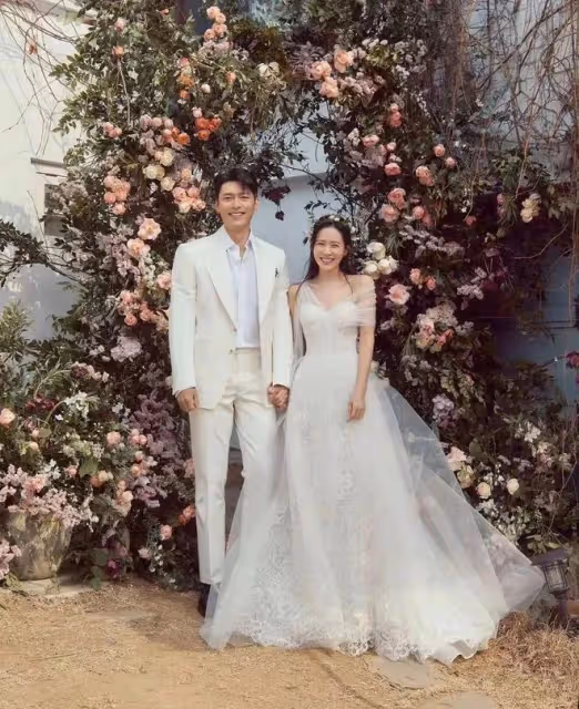 結婚一周年！孫藝珍曬未曝光過的婚紗照慶祝，與玄彬牽手幸福洋溢