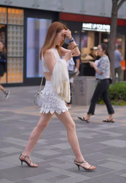蕾絲上衣搭蕾絲包臀裙，搭配上黑色的高跟鞋，別有一番風情