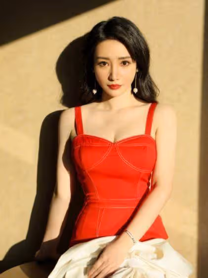被柳岩的「大蜜桃臀」驚艷，穿緊身長裙凹凸感十足，真惹人愛