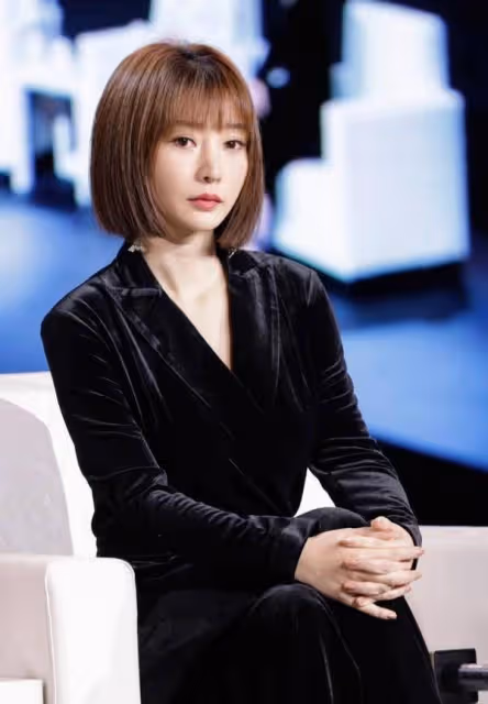 被柳岩的「大蜜桃臀」驚艷，穿緊身長裙凹凸感十足，真惹人愛