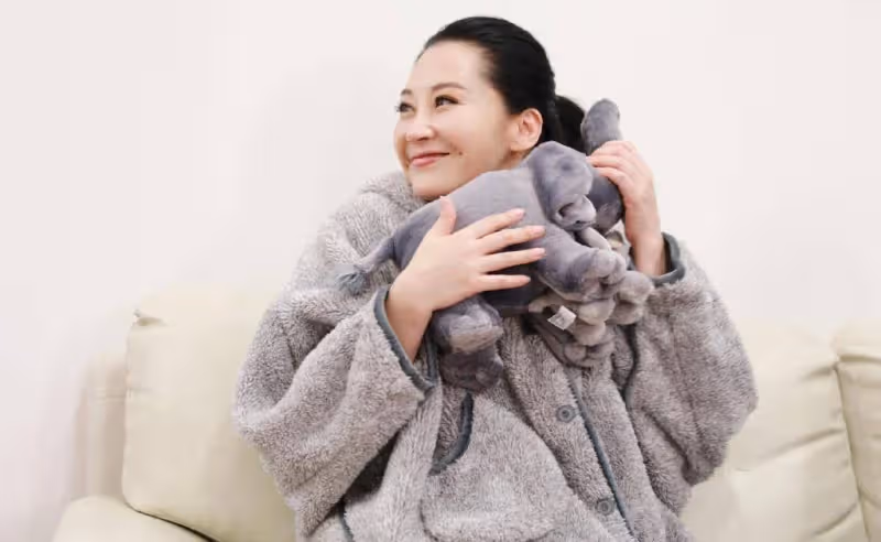 許晴獨自潛水真放得開，穿弔帶泳衣秀身材，這「馬蜂臀」60後女星少見
