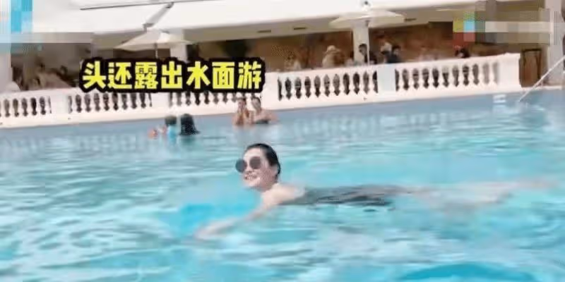 許晴獨自潛水真放得開，穿弔帶泳衣秀身材，這「馬蜂臀」60後女星少見