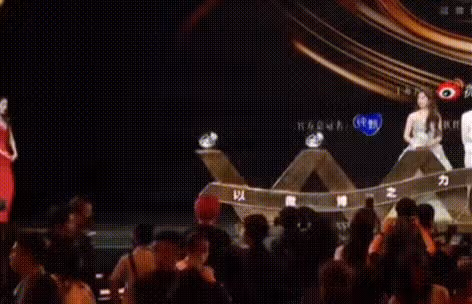 楊冪先是孤立劉亦菲被說搞小團體,紅髮上熱搜又被趙麗穎捷足先登,她得罪誰了