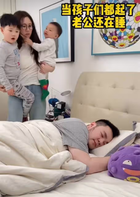 王博古手抱兩兒催巴圖起床，孩子似宋丹丹，英達想見孫卻苦於無門