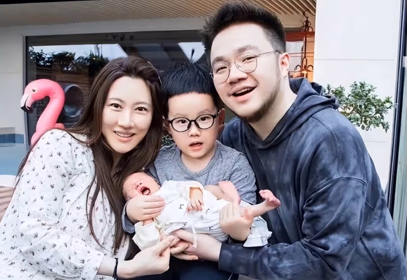 王博古手抱兩兒催巴圖起床，孩子似宋丹丹，英達想見孫卻苦於無門