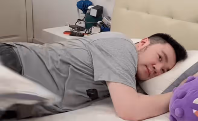 王博古手抱兩兒催巴圖起床，孩子似宋丹丹，英達想見孫卻苦於無門