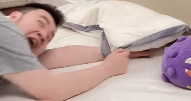 王博古手抱兩兒催巴圖起床，孩子似宋丹丹，英達想見孫卻苦於無門