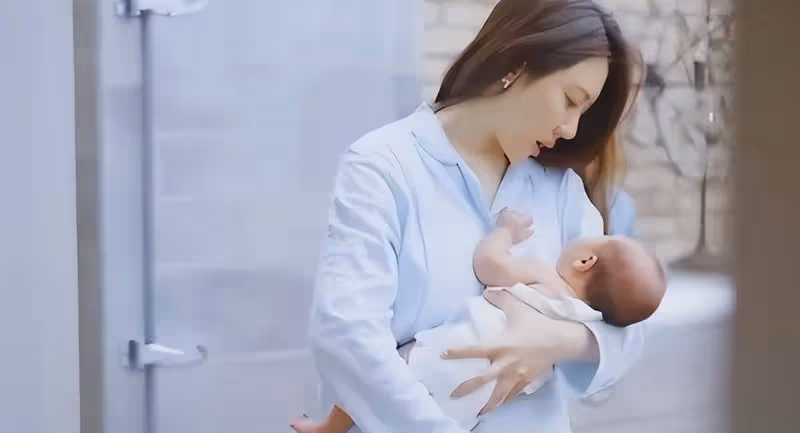 王博古手抱兩兒催巴圖起床，孩子似宋丹丹，英達想見孫卻苦於無門