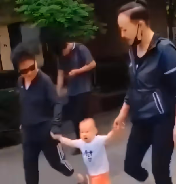 王博古手抱兩兒催巴圖起床,孩子似宋丹丹,英達想見孫卻苦於無門