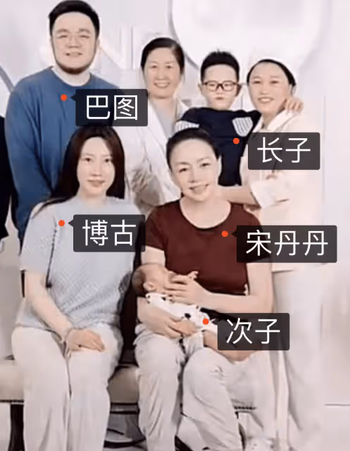 宋丹丹小孫子近照曝光,虎頭虎腦隔代遺傳奶奶,長孫似爸爸巴圖