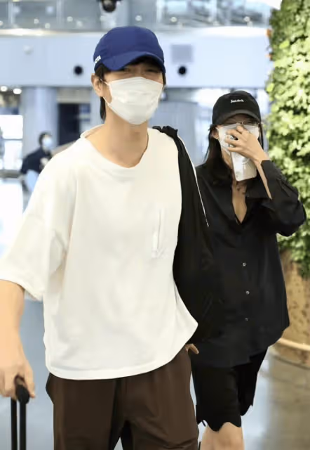 全是套路？金大川雎曉雯機場認愛很甜蜜，網友卻對比起前女友春夏