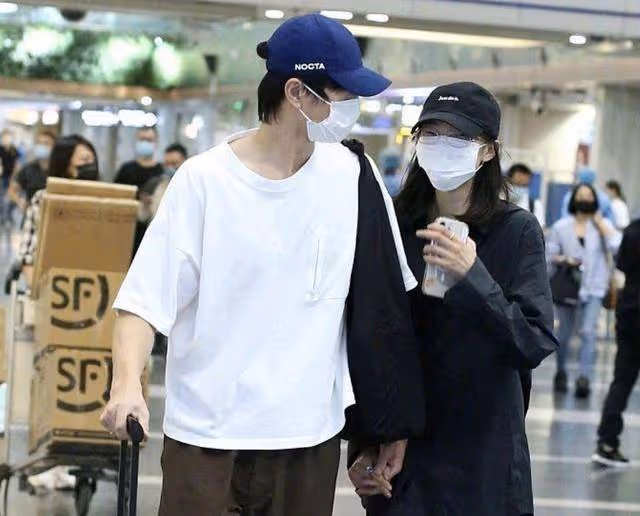 全是套路？金大川雎曉雯機場認愛很甜蜜，網友卻對比起前女友春夏