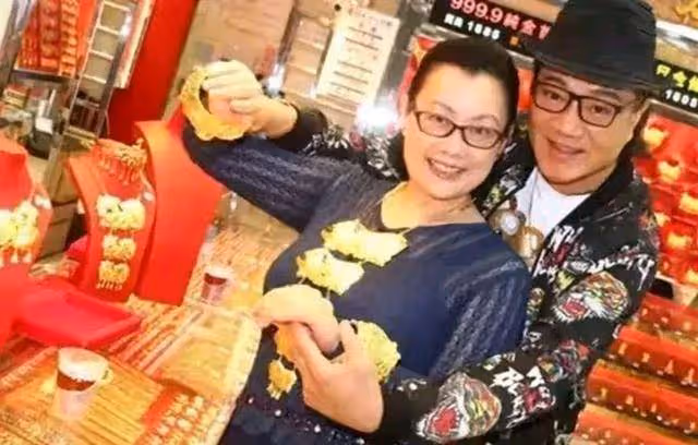 64歲港星宣布明年結婚！表示想要龍鳳胎，正讓58歲的女友吃備孕藥