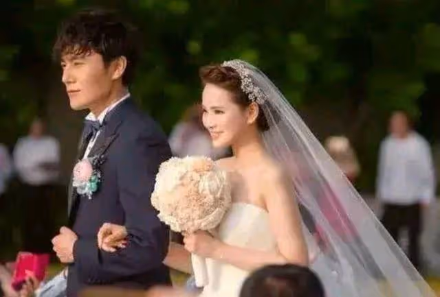 64歲港星宣布明年結婚！表示想要龍鳳胎，正讓58歲的女友吃備孕藥