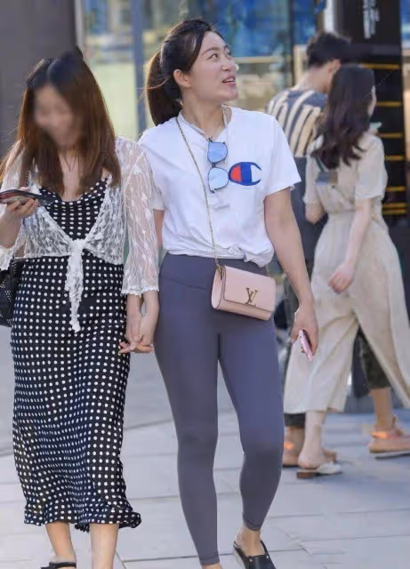 微胖身材要怎麼穿，修身包臀連衣裙，輕鬆展現曼妙身姿